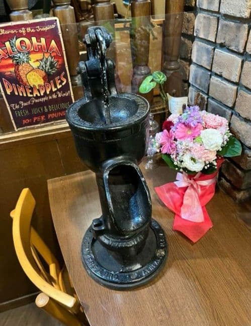 アンティーク鋳鉄ポンプ アメリカ国旗付き