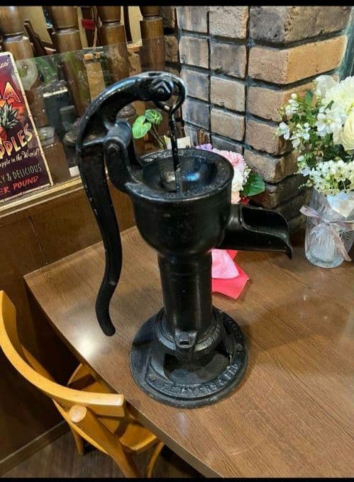 アンティーク鋳鉄ポンプ アメリカ国旗付き