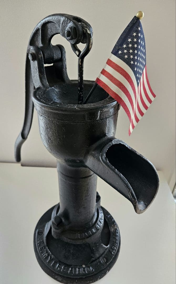 アンティーク鋳鉄ポンプ アメリカ国旗付き