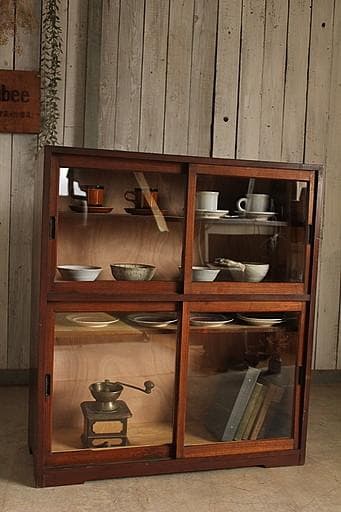 素敵な雰囲気の木枠ガラス戸棚　 食器棚　収納棚　本棚　キャビネット　古家具