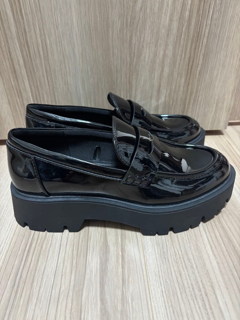 ZARA ブラックエナメル厚底ローファー