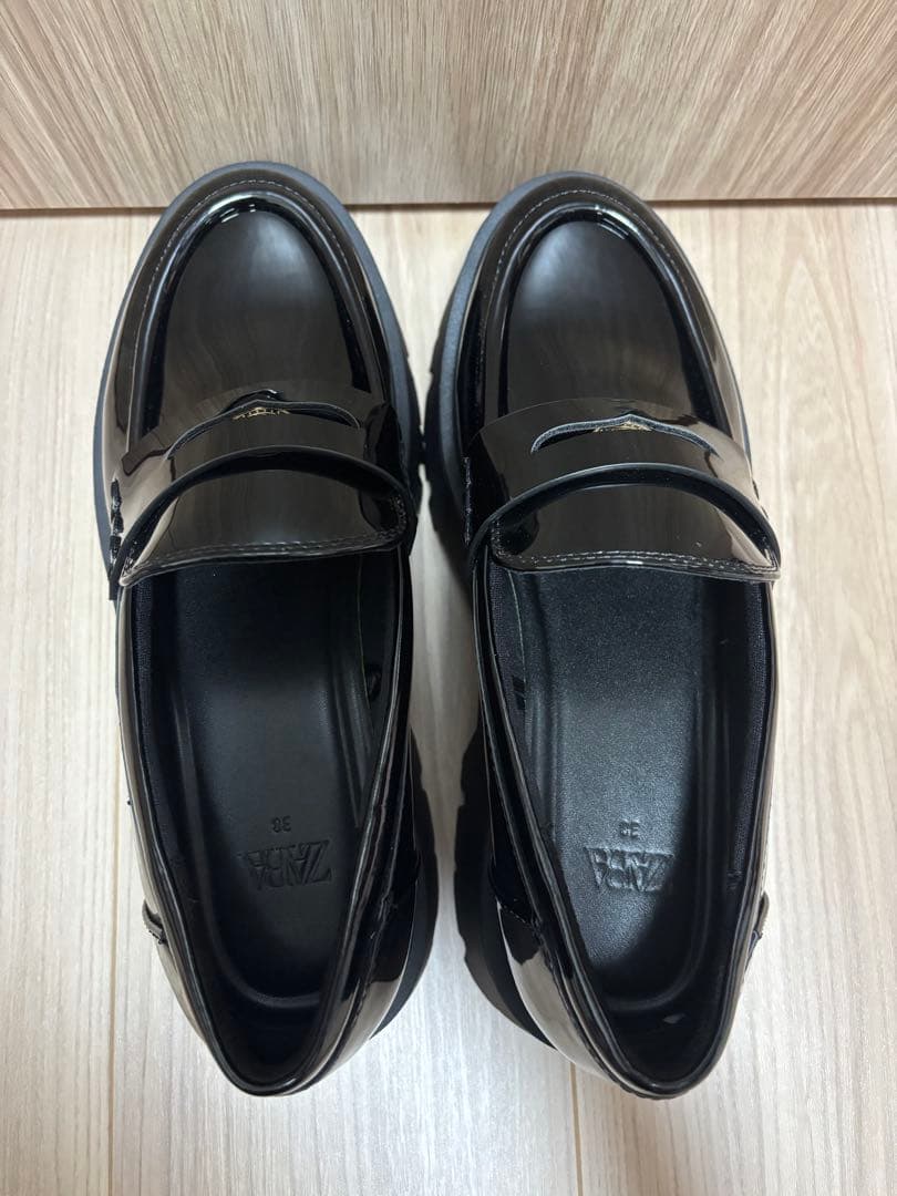 ZARA ブラックエナメル厚底ローファー