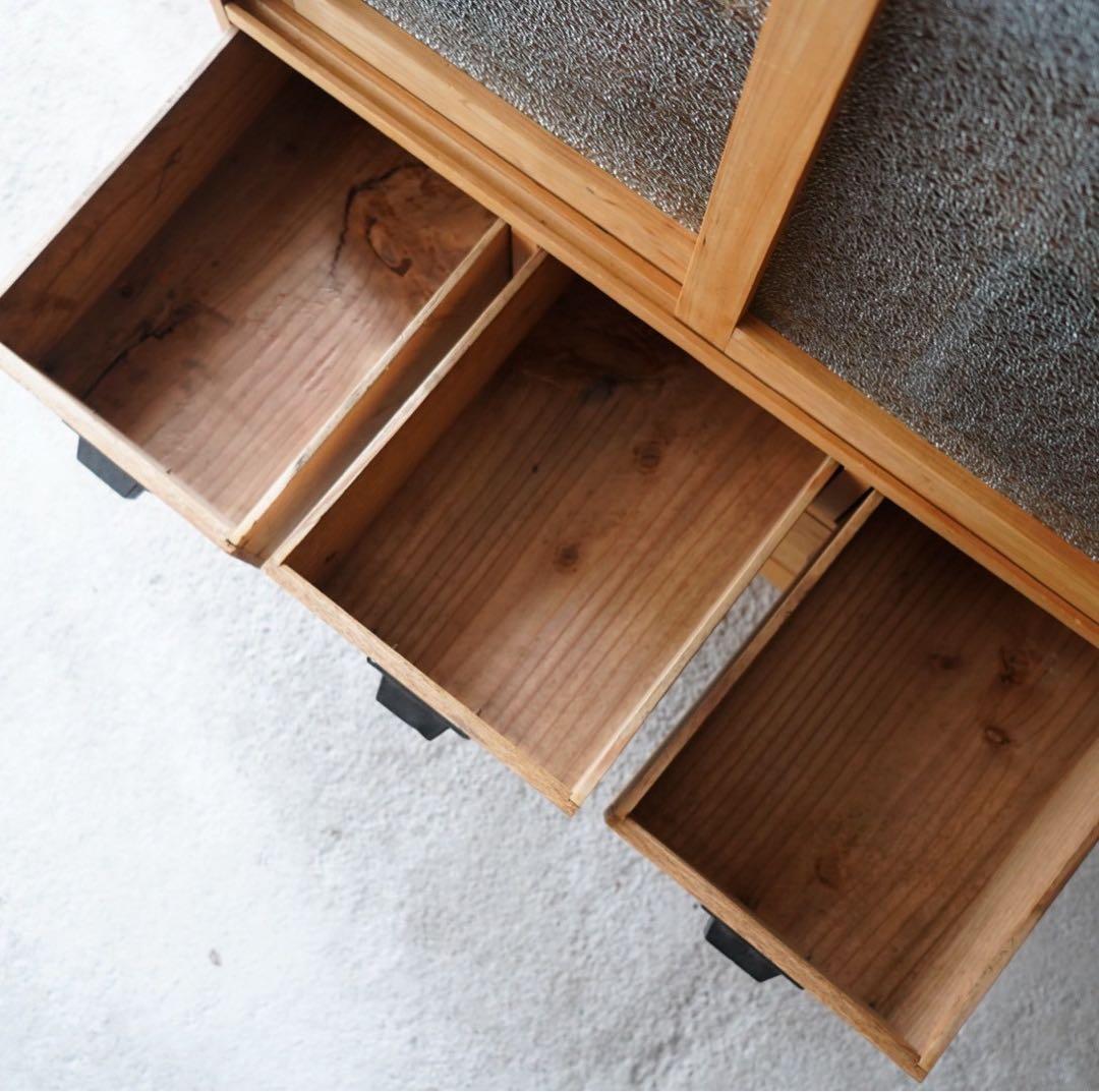 ダイヤガラスのキャビネット