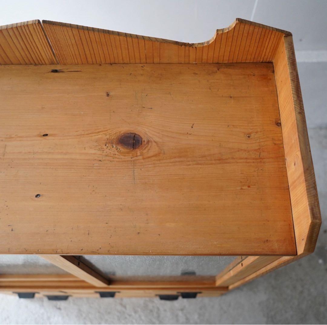 ダイヤガラスのキャビネット