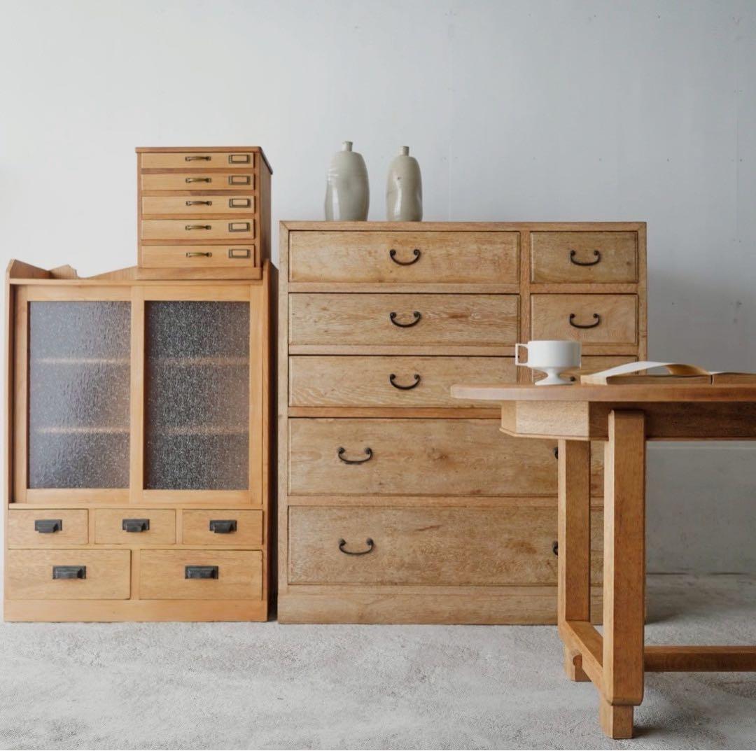 ダイヤガラスのキャビネット