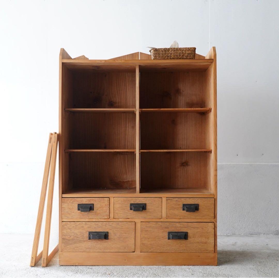 ダイヤガラスのキャビネット