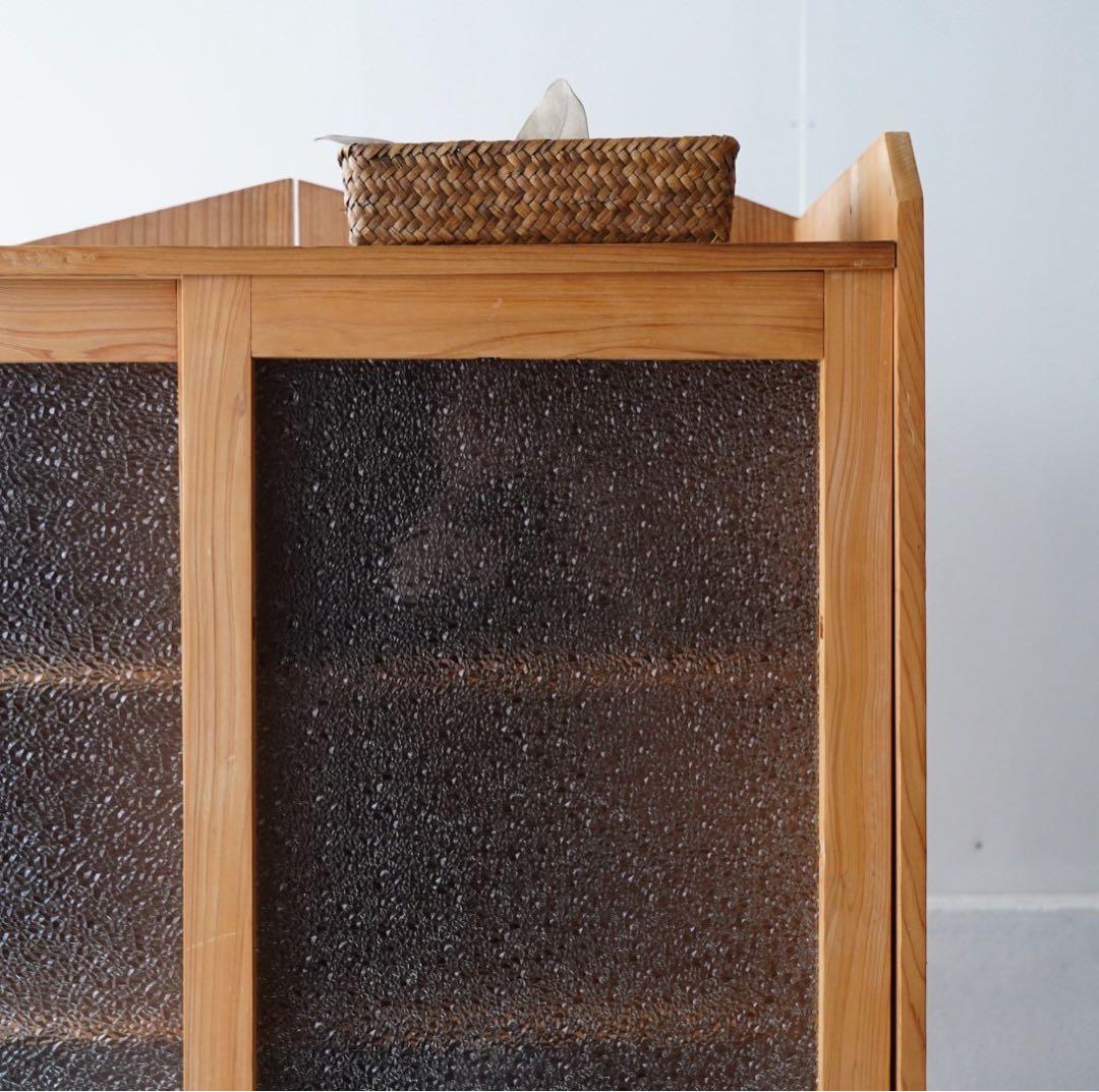 ダイヤガラスのキャビネット