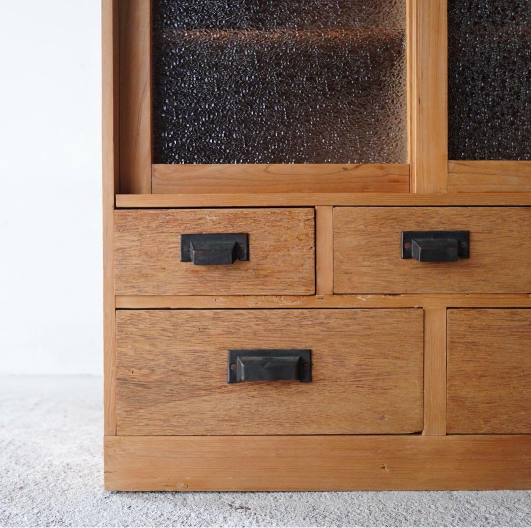 ダイヤガラスのキャビネット