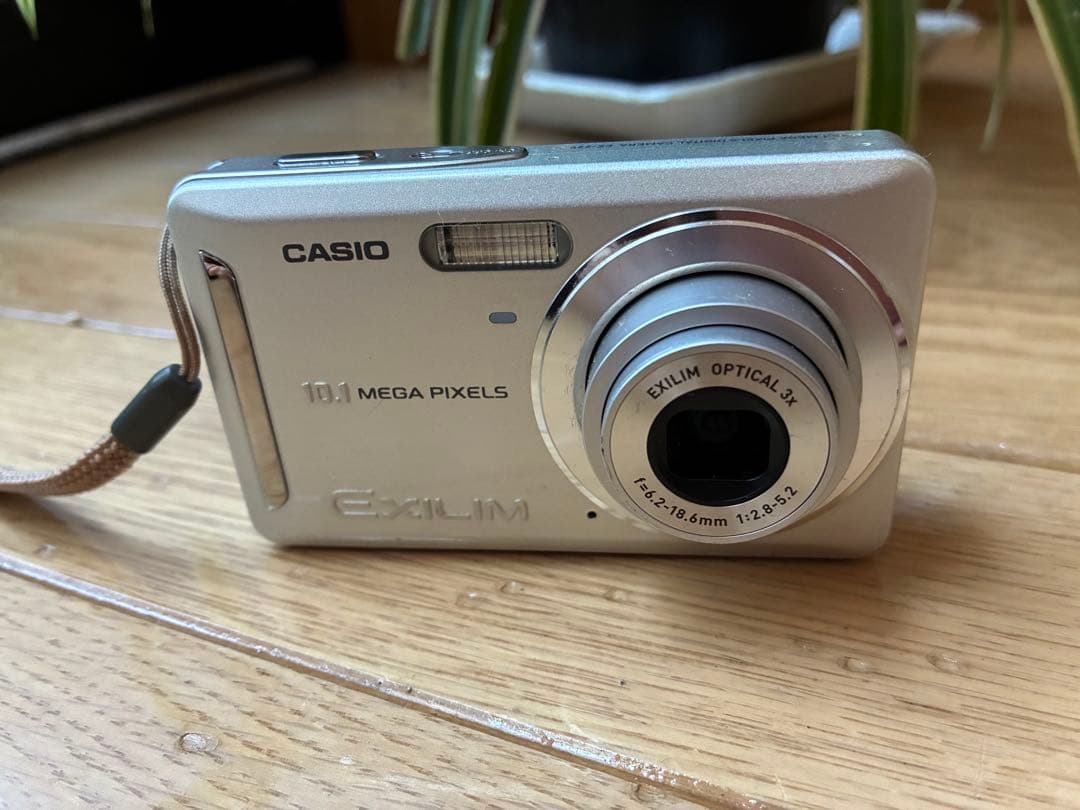 【週末値下げ】コンパクトカメラ カシオXEILUM