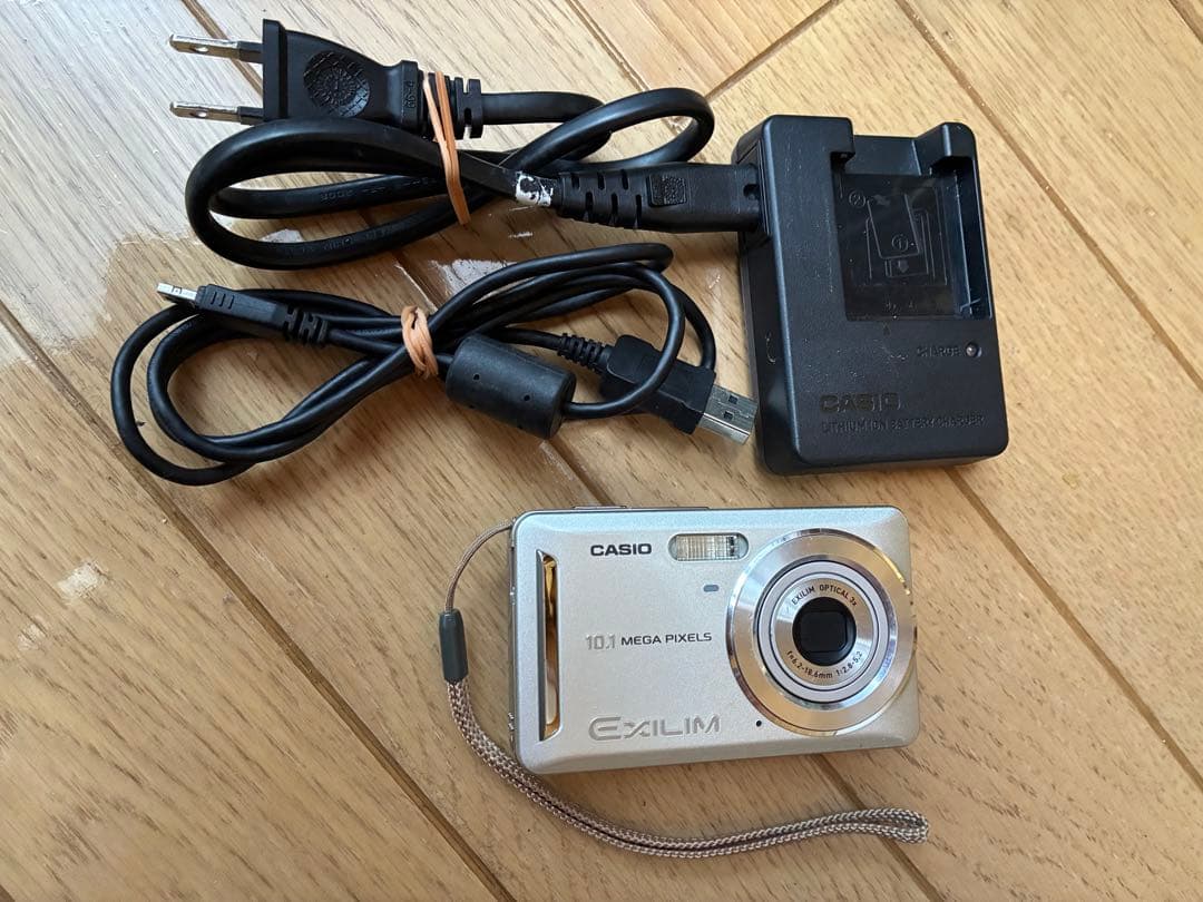 【週末値下げ】コンパクトカメラ カシオXEILUM