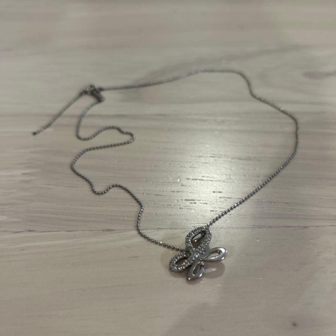 プラチナ　バタフライネックレス