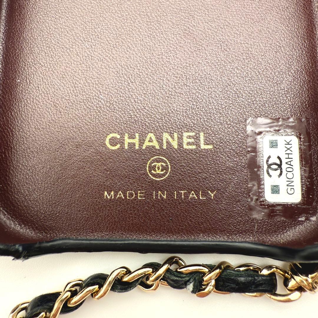 CHANEL キャビアスキン iPhone 15 Pro ケース レザーチェーン