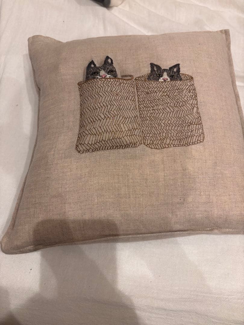 【最終値下げ】猫の刺繍クッションカバー CORAL & TUSK