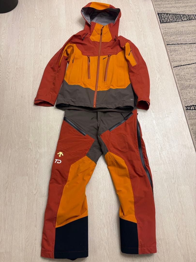 デサント　スキーウェア　2023-24支給品　ゴールドエンブレム 上下セット