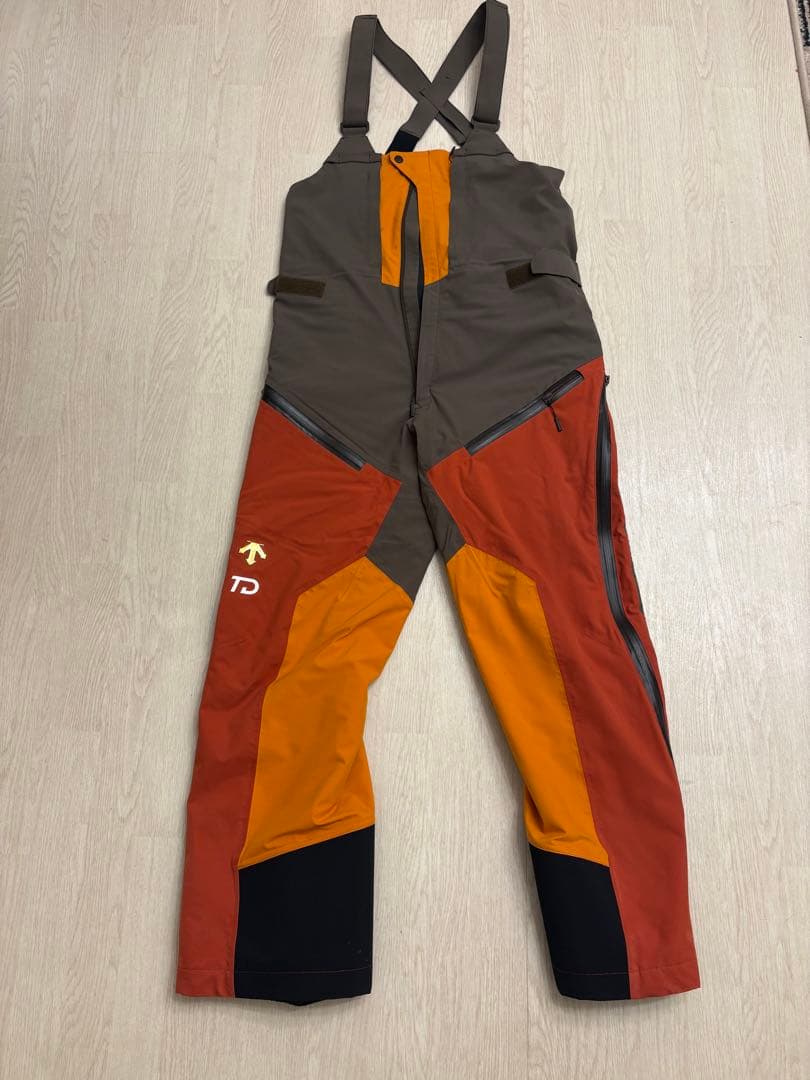 デサント　スキーウェア　2023-24支給品　ゴールドエンブレム 上下セット