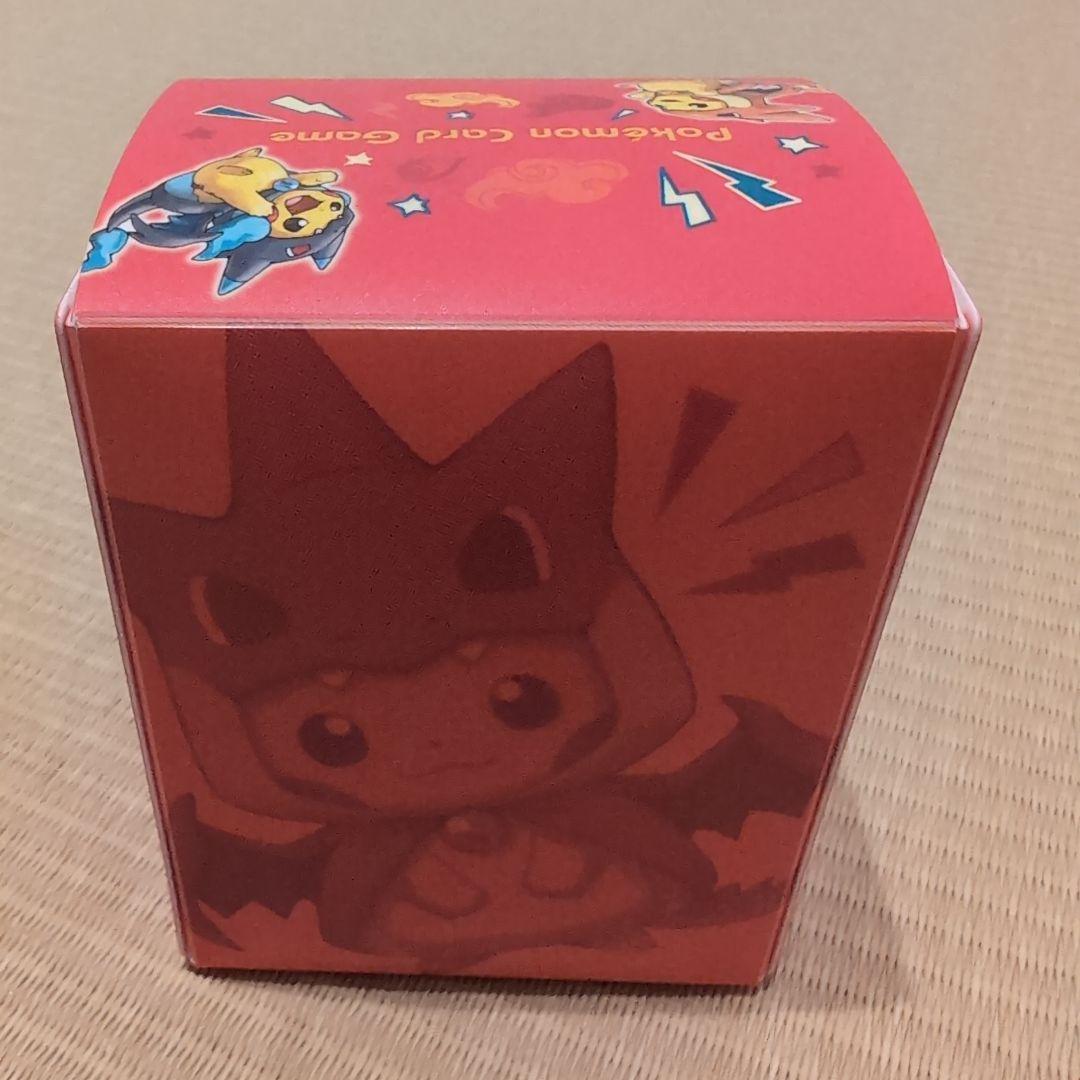 メガリザードンYのポンチョを着たピカチュウ　デッキケース　スリーブ