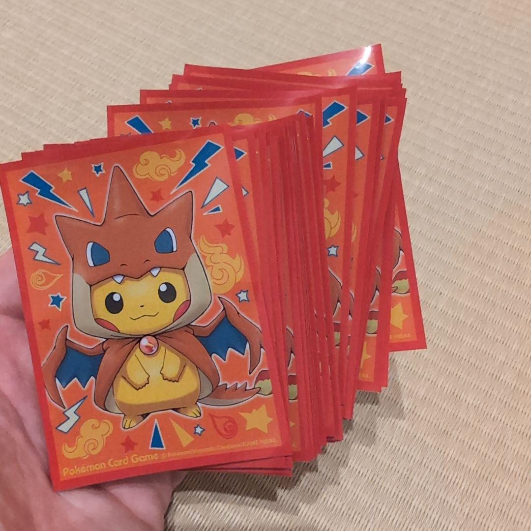 メガリザードンYのポンチョを着たピカチュウ　デッキケース　スリーブ