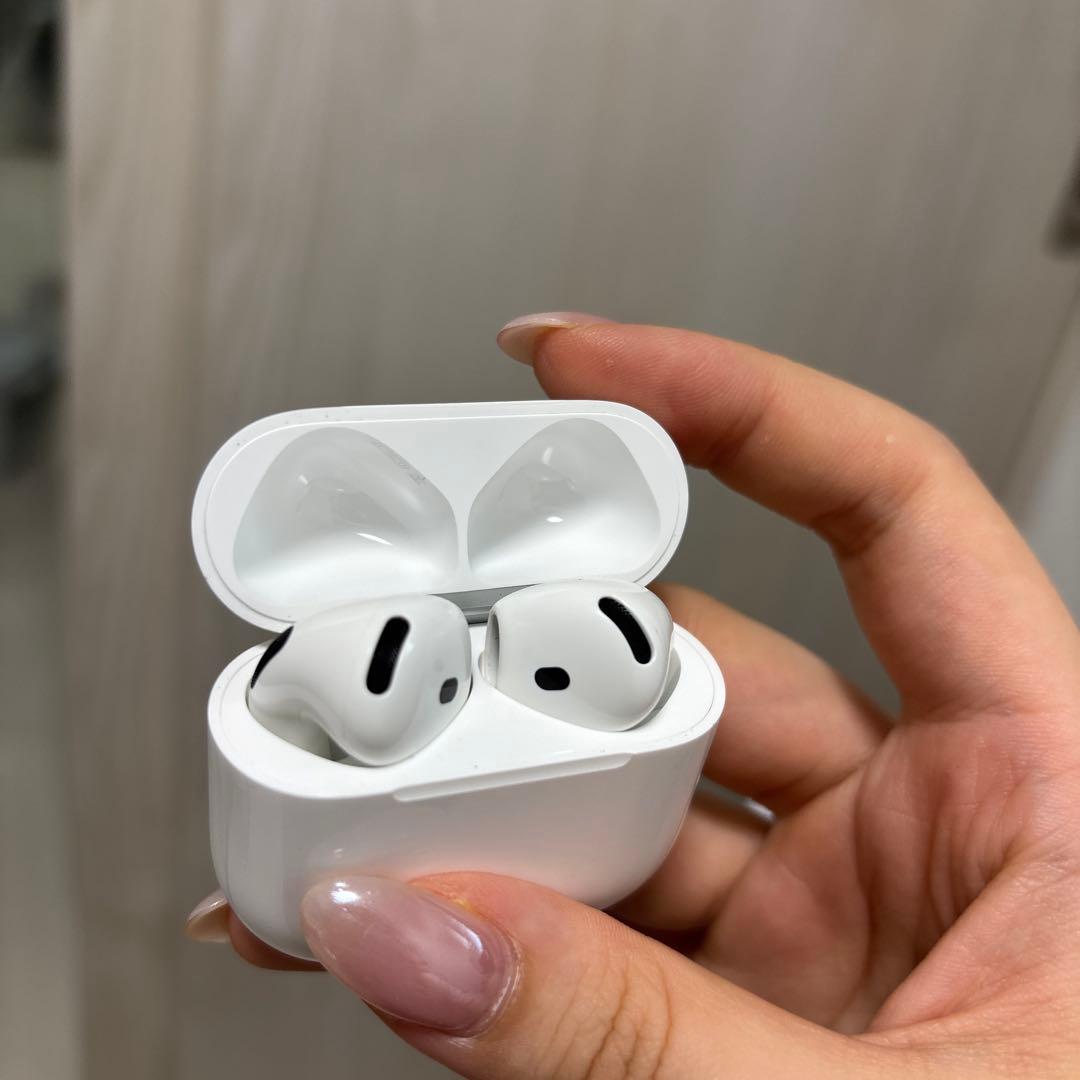 Apple AirPods 4 本体 充電ケース付き