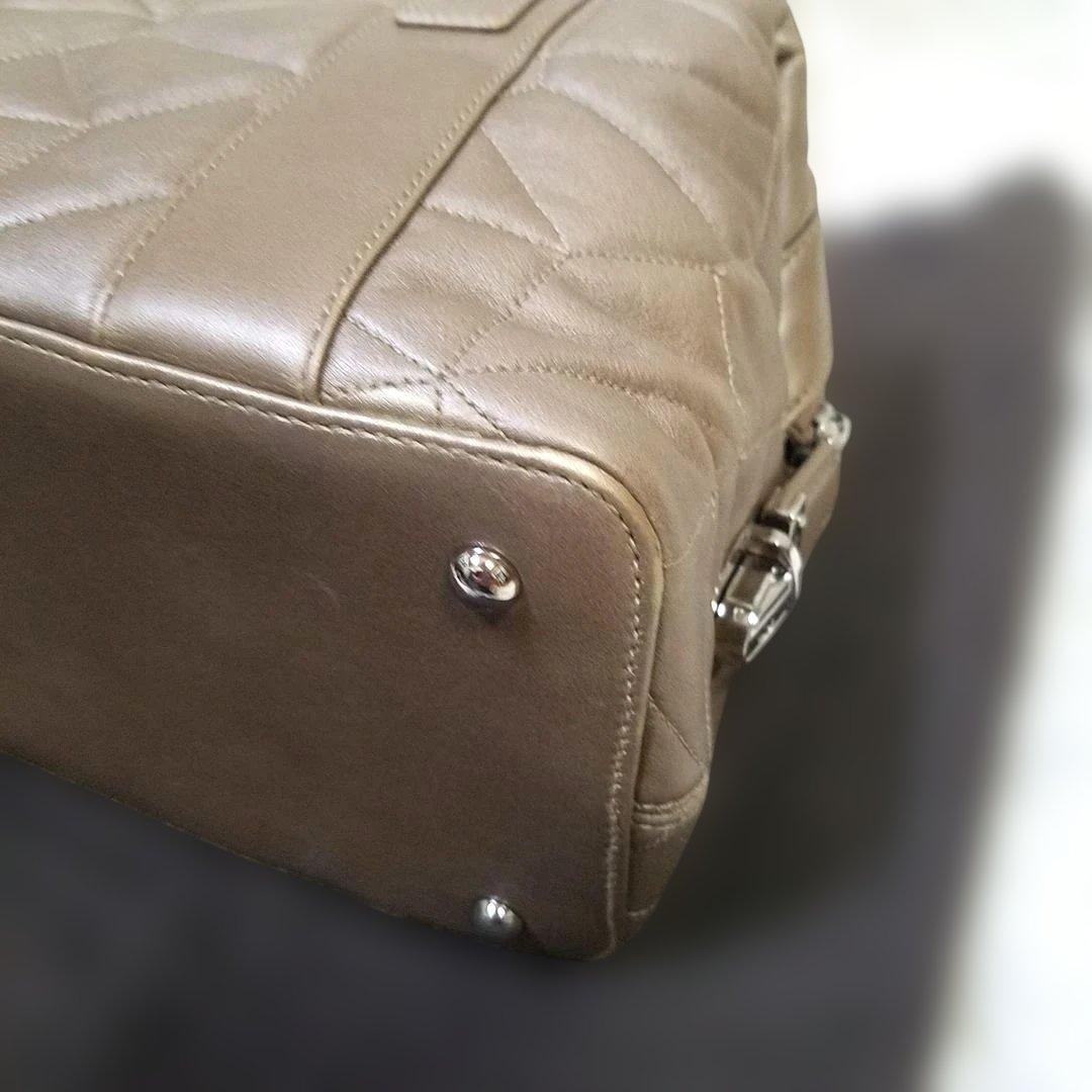 【極美品・イタリア製】AKRIS ミニボストンバッグ キルティング レザー 鍵付