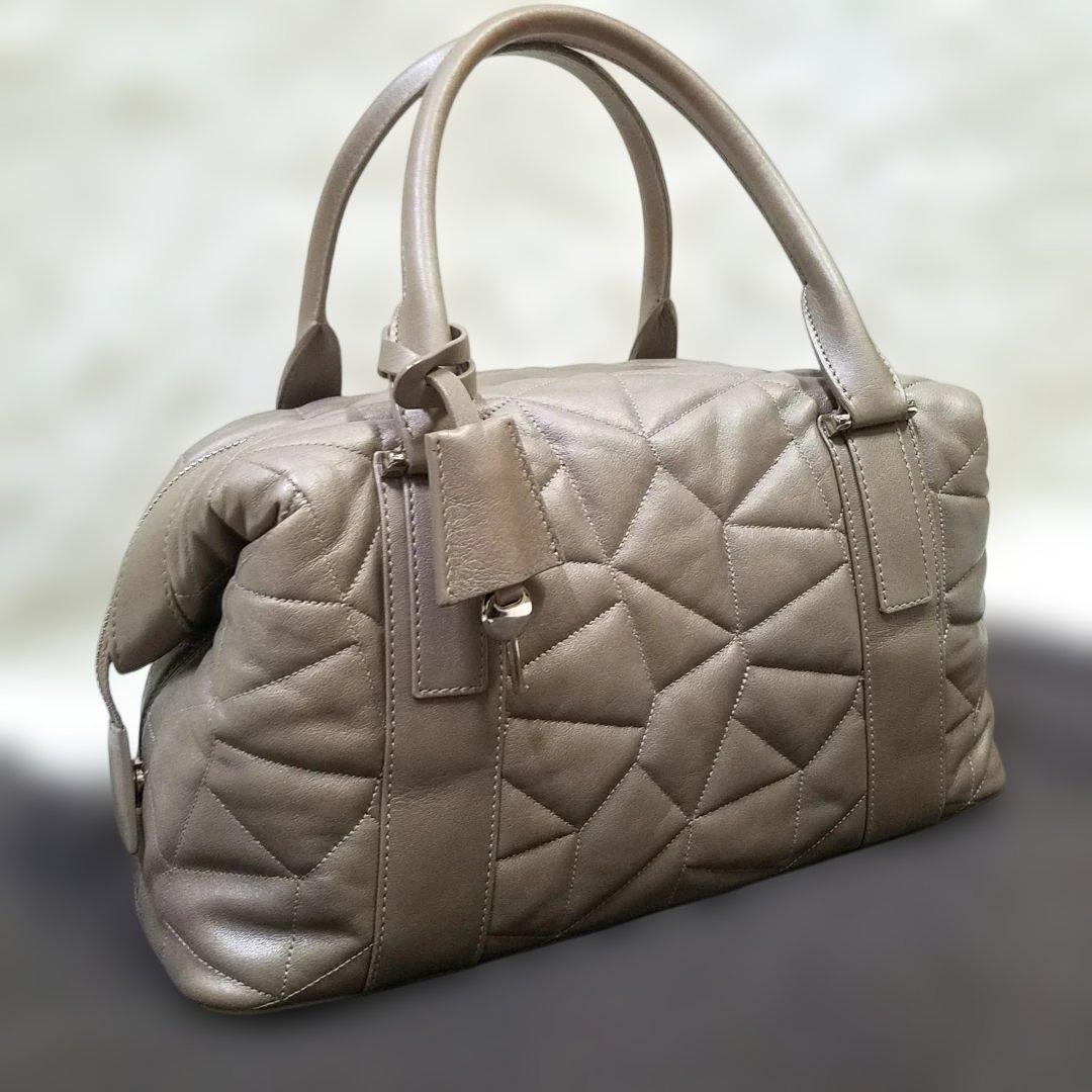 【極美品・イタリア製】AKRIS ミニボストンバッグ キルティング レザー 鍵付