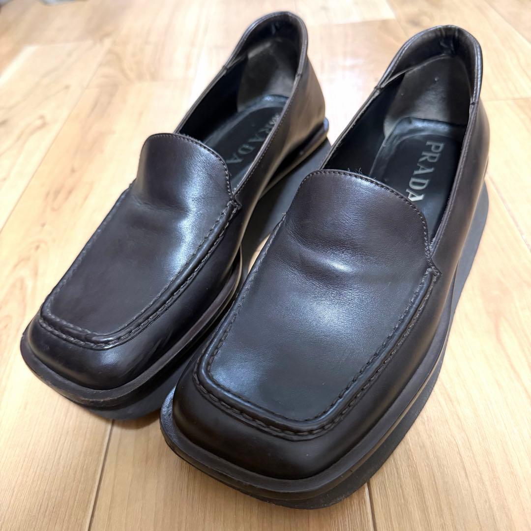 プラダ スクエアトゥ レザー ローファー スリッポン PRADA