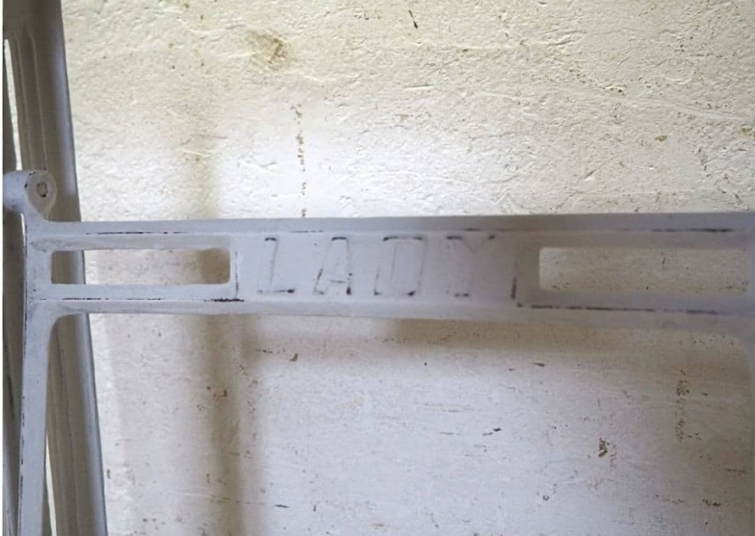 1064 白ペンキのミシンテーブル　デスク　リメイク　古家具　レトロ　シャビー