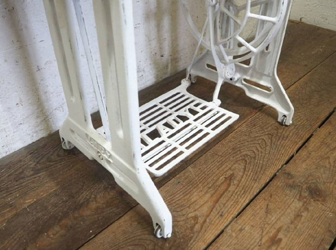 1064 白ペンキのミシンテーブル　デスク　リメイク　古家具　レトロ　シャビー