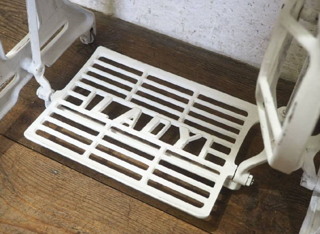 1064 白ペンキのミシンテーブル　デスク　リメイク　古家具　レトロ　シャビー