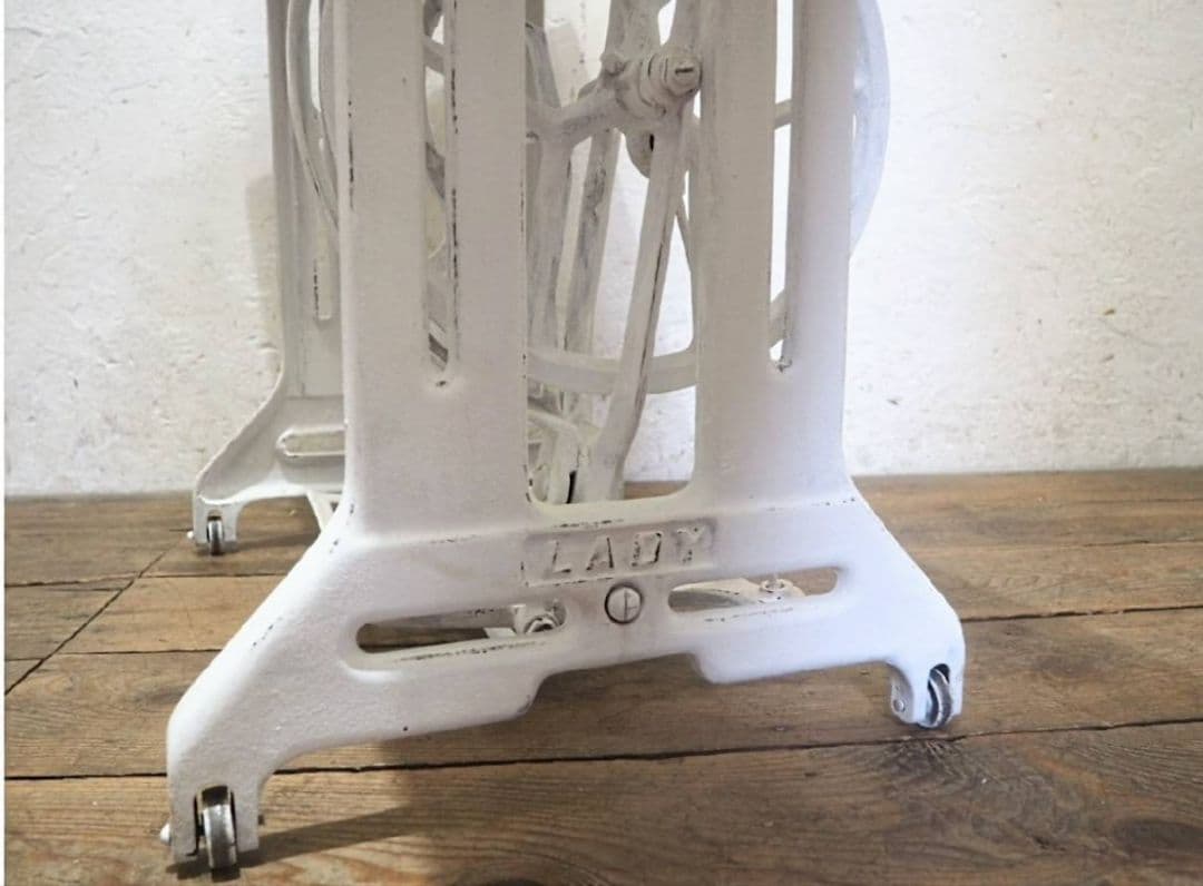 1064 白ペンキのミシンテーブル　デスク　リメイク　古家具　レトロ　シャビー