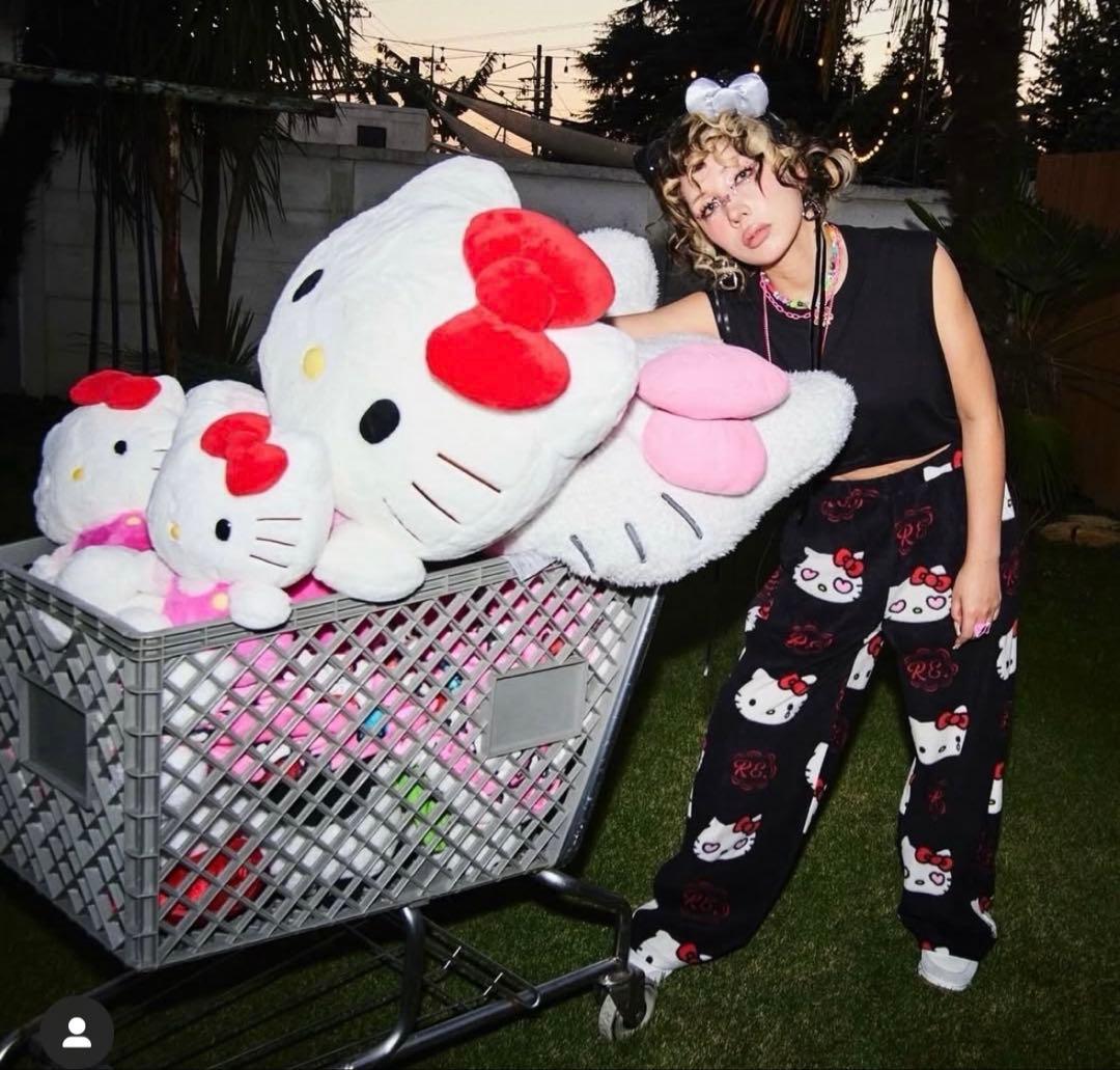 RE.仲里依紗　RE.✖️HELLO KITTY 総柄パンツ