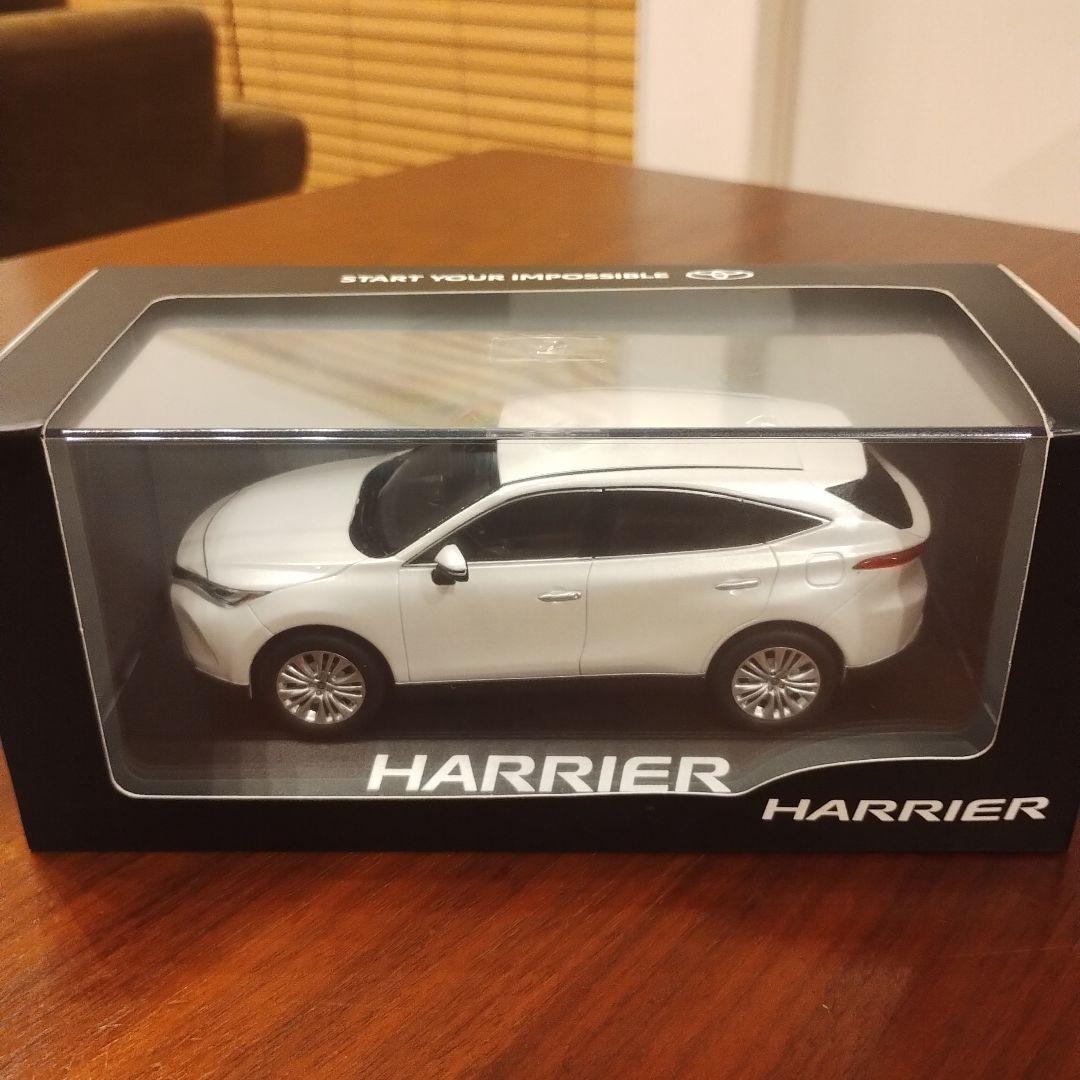 HARRIER　パールホワイト　ミニカー 1/30 　ノベルティ
