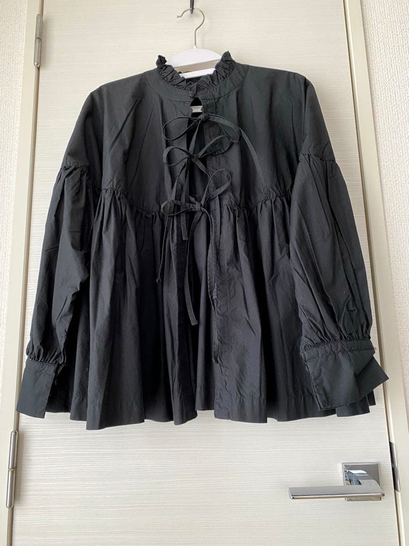 美品ネストローブフリルギャザーブラウス（黒）