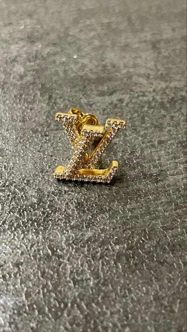 LVロゴ ストーン付きピアス(片耳用)