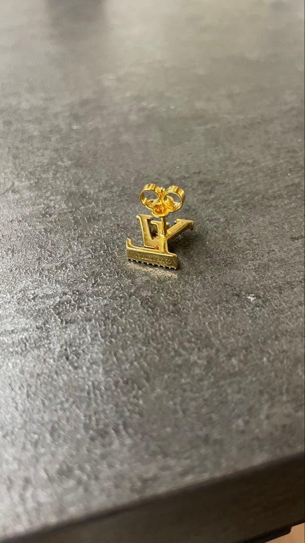 LVロゴ ストーン付きピアス(片耳用)