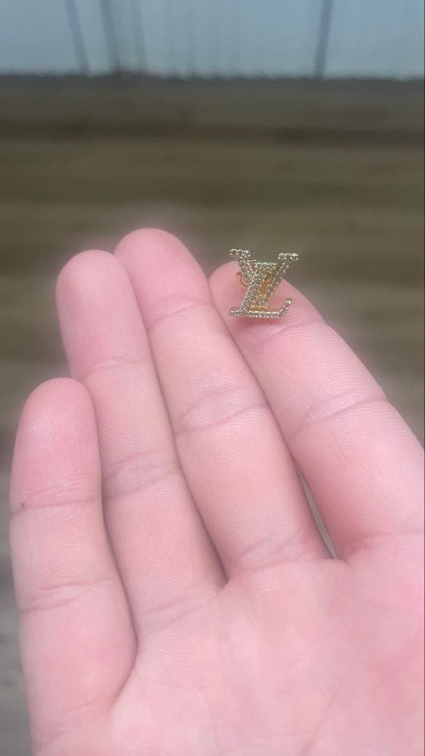 LVロゴ ストーン付きピアス(片耳用)