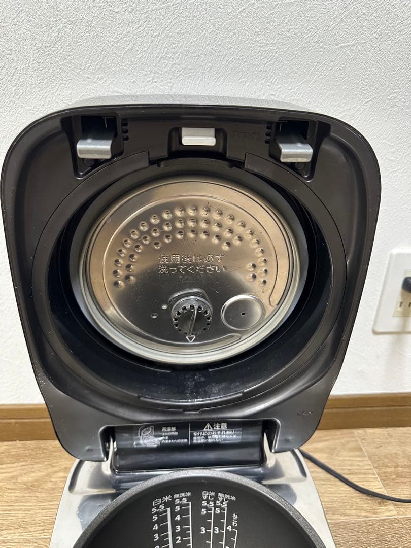 東芝 5.5合炊き 真空圧力IHジャー 炎匠炊き RC-10ZWP 2020年製
