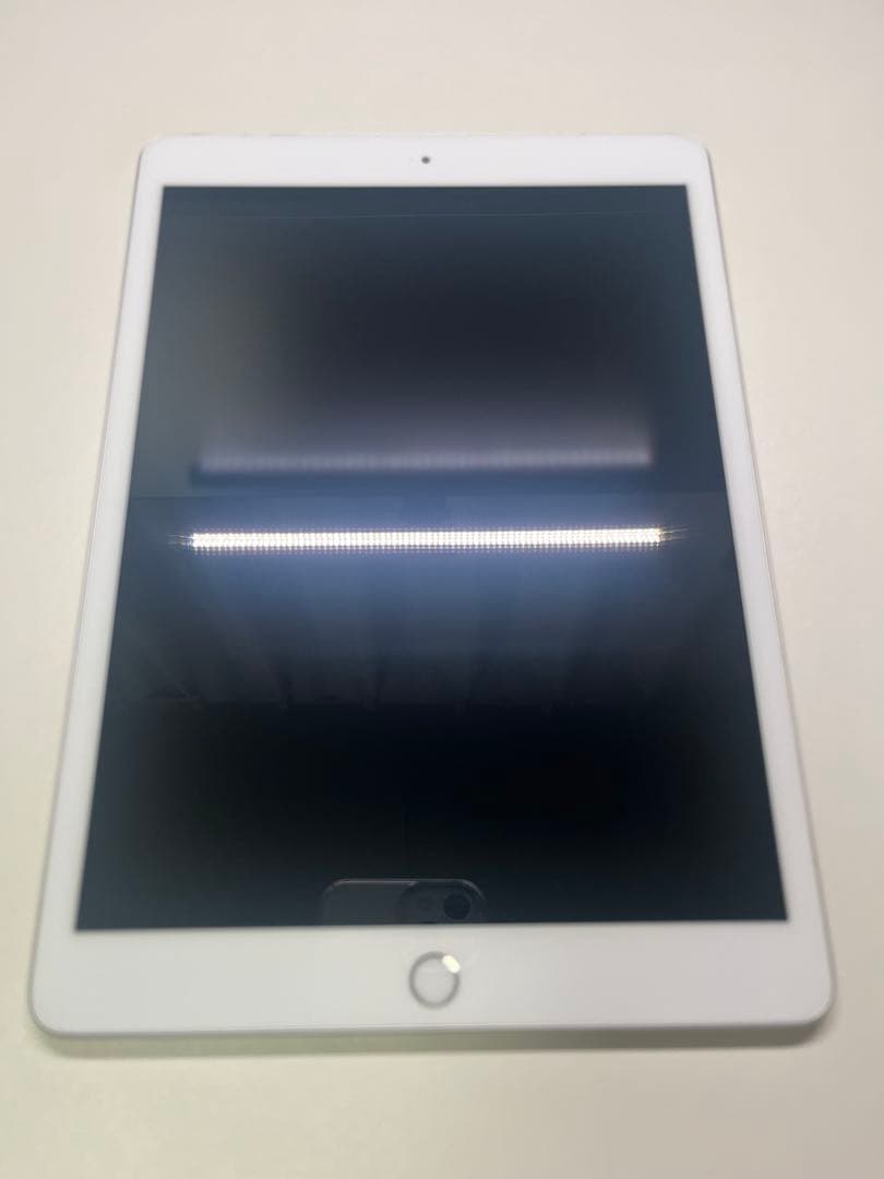 Apple iPad シルバー・ホワイト 第8世代