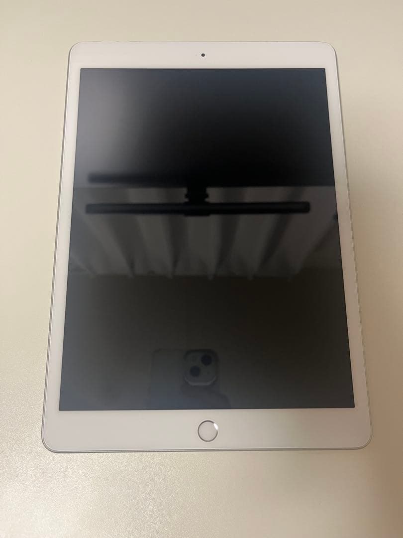 Apple iPad シルバー・ホワイト 第8世代
