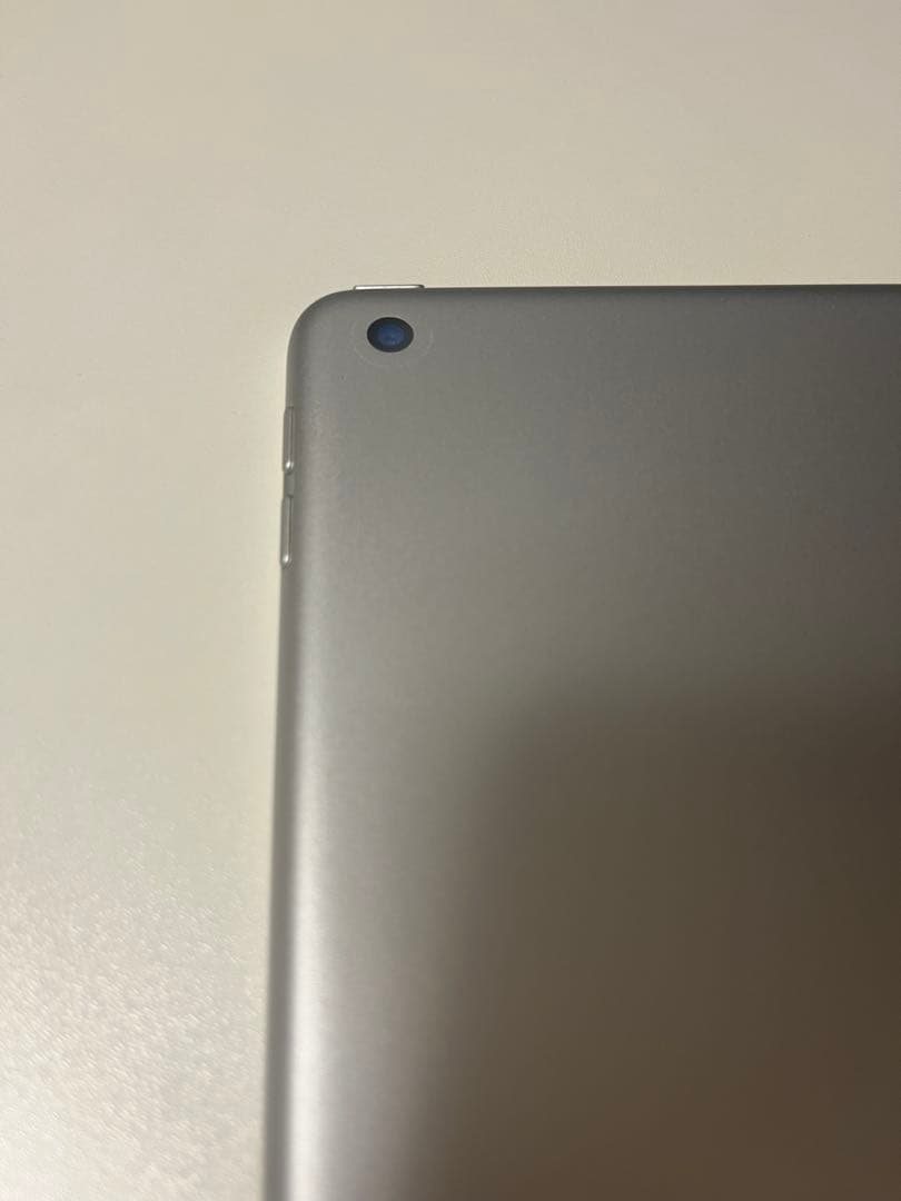 Apple iPad シルバー・ホワイト 第8世代