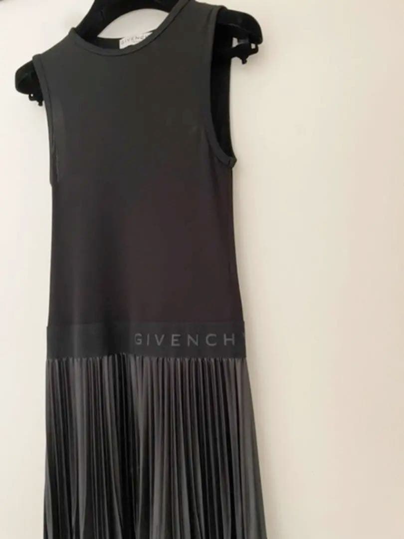 確実正規品　GIVENCHY ワンピース スーツカバー＆ ハンガー付 極美品
