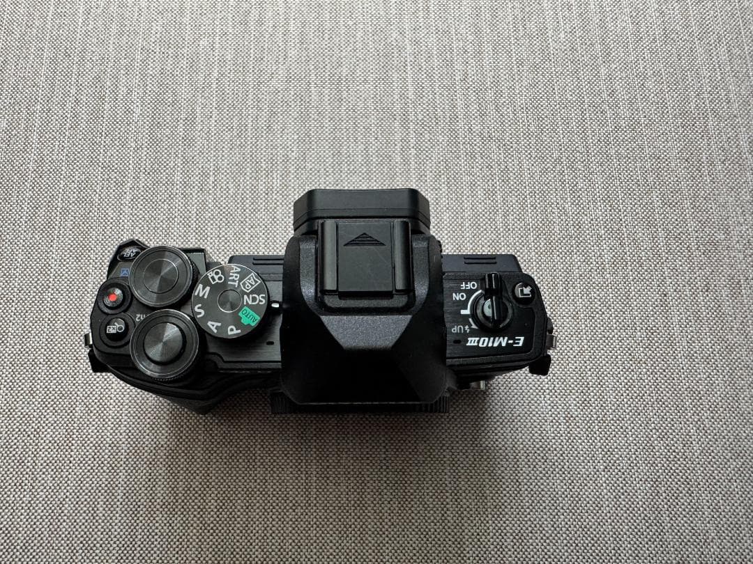 OLYMPUS ミラーレス一眼 OM-D EM10 Mark III ボディ