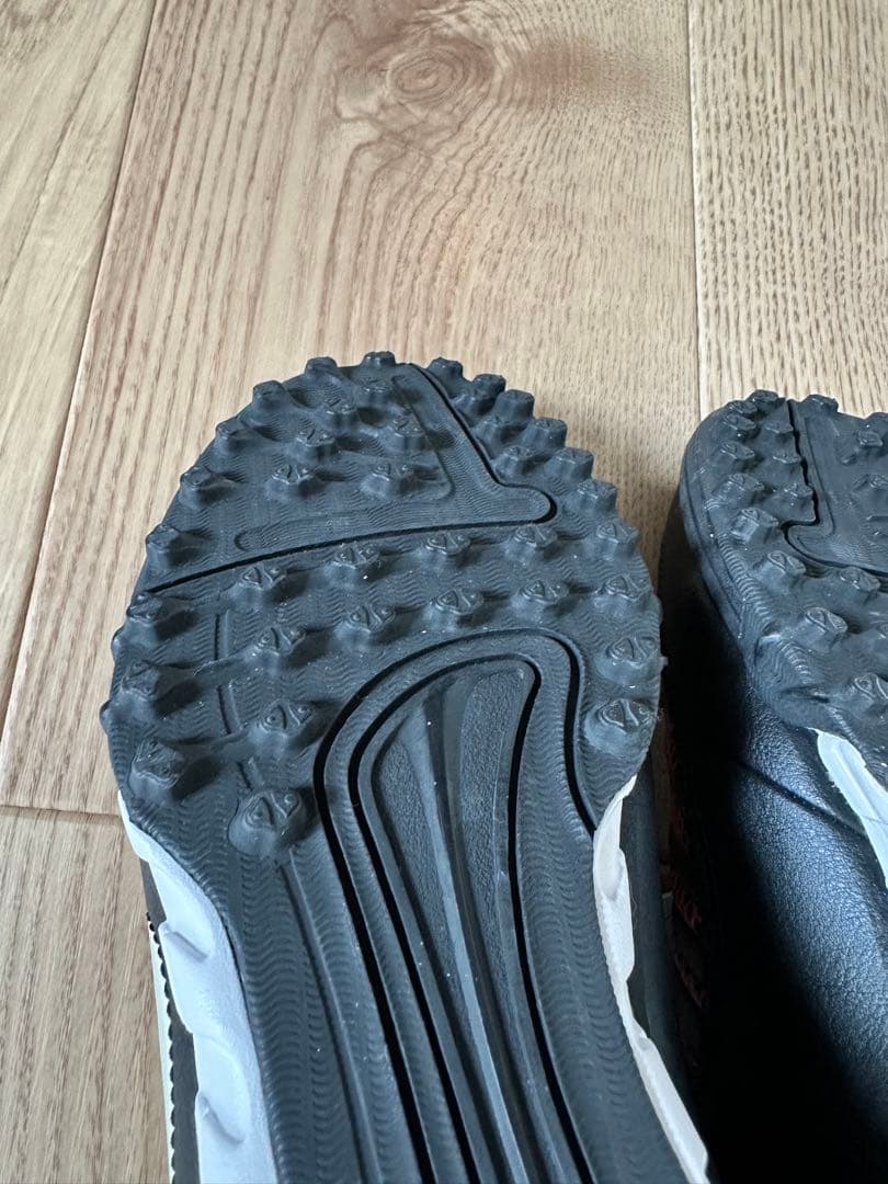 NIKEトータル90 シュート Ⅱ TF(ブラック×ホワイト)