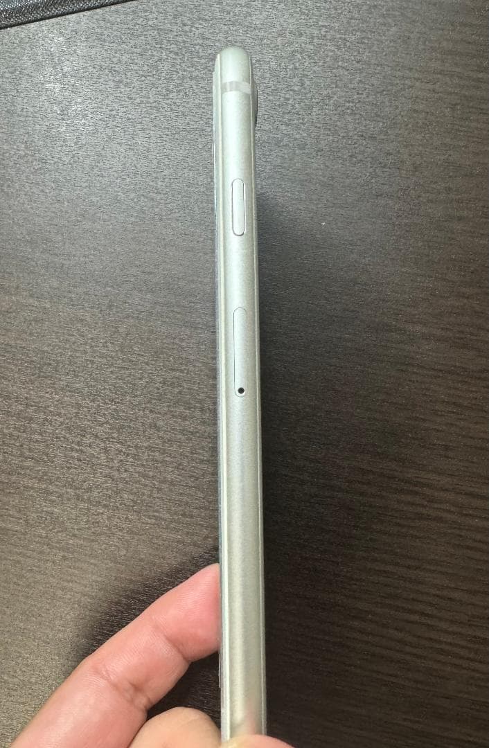 美品 iPhone 8 シルバー 64GB SIMフリー