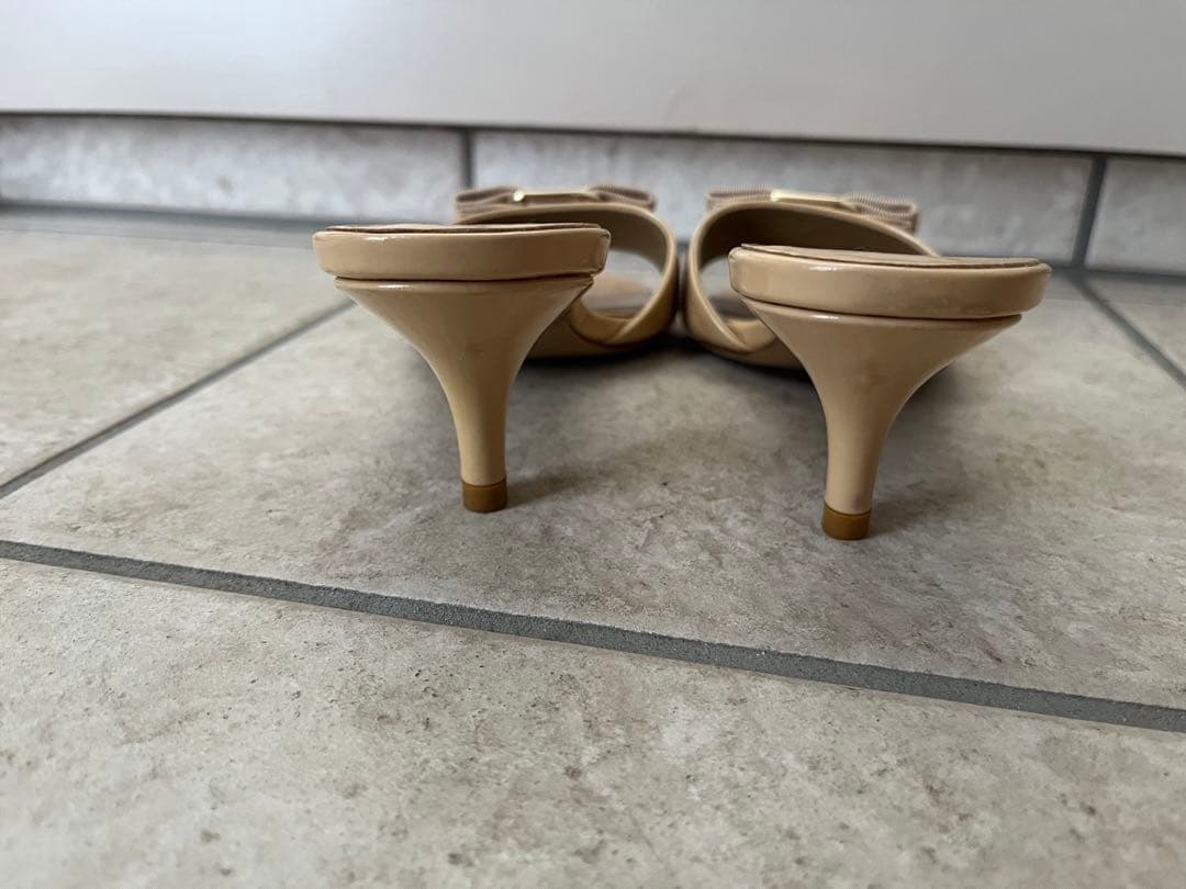 Ferragamo ベージュリボンミュール