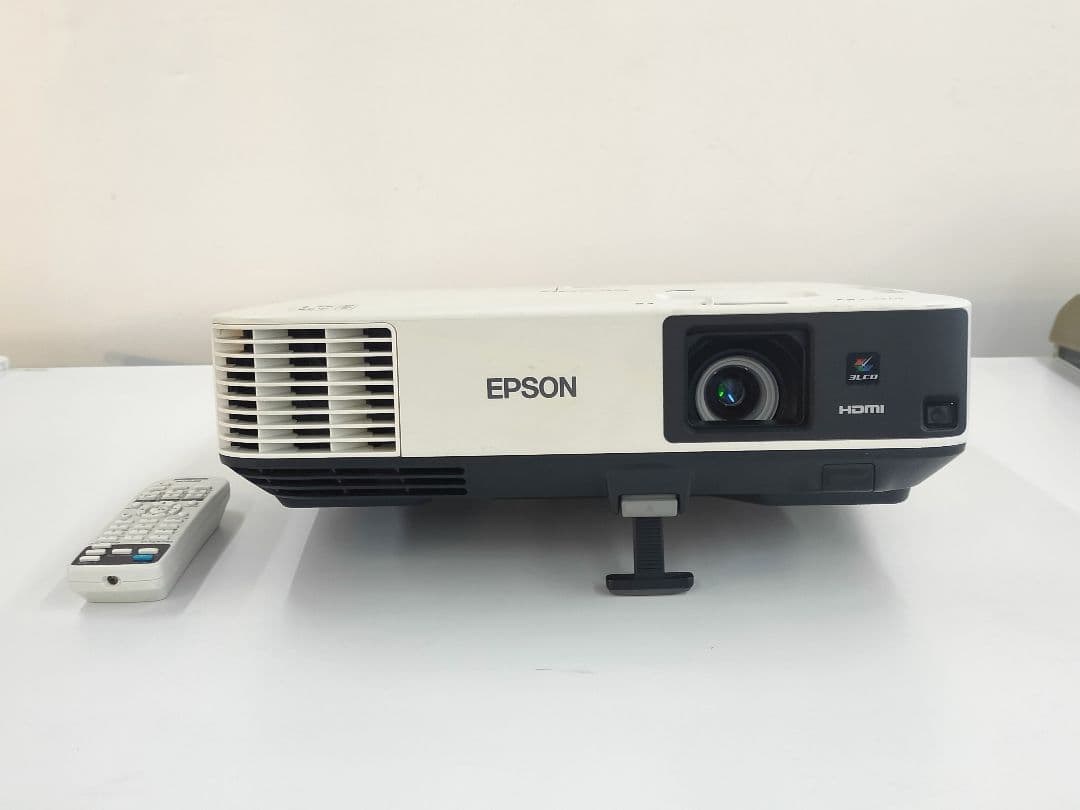EPSON EB-2065 プロジェクター　高輝度5500lmXGAジャンク扱い