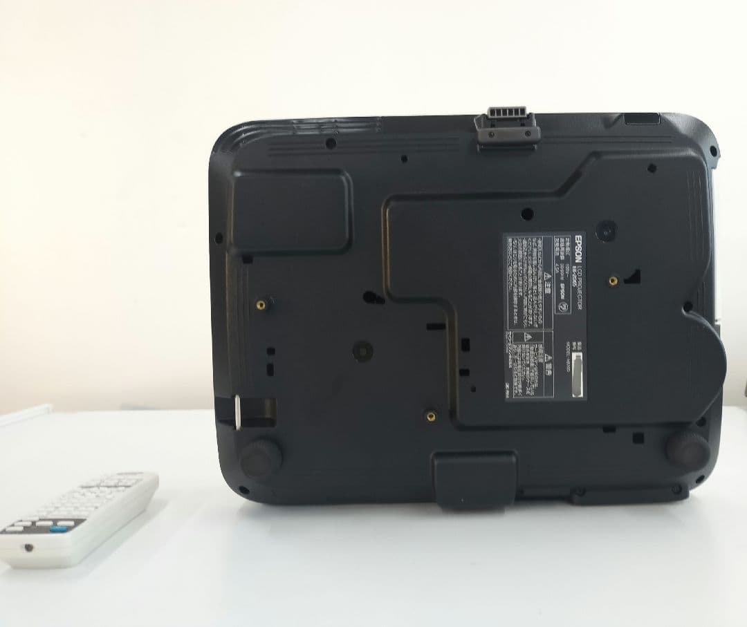 EPSON EB-2065 プロジェクター　高輝度5500lmXGAジャンク扱い