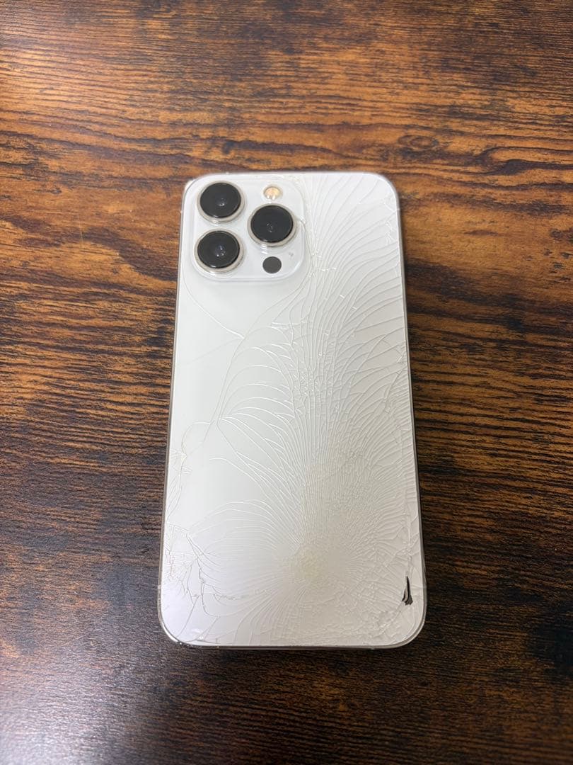 iPhone 13 Pro ホワイト本体(背面割れ)