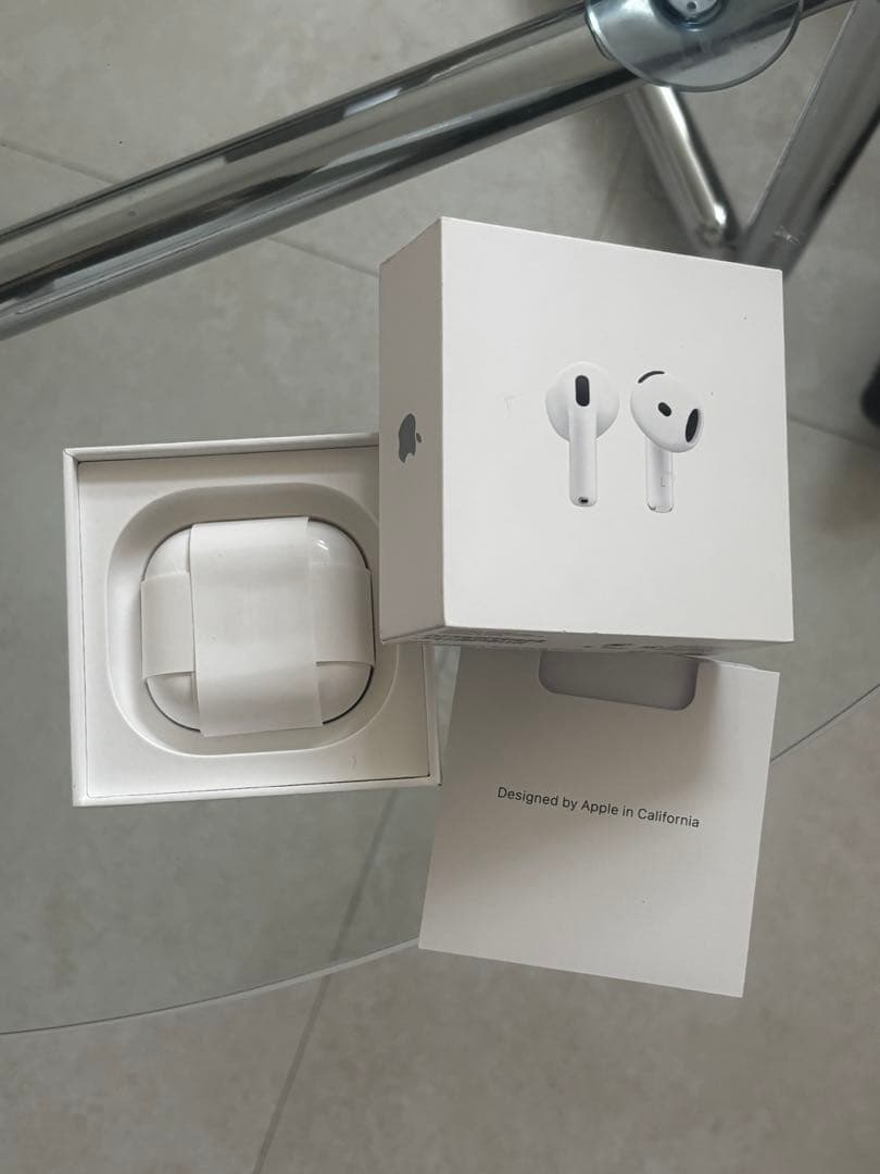 【美品】Apple AirPods 4 ワイヤレスイヤホン