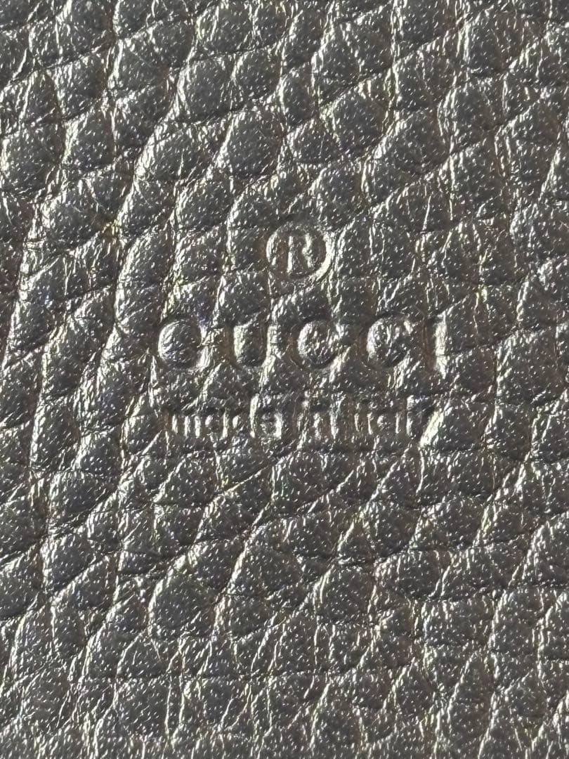 【グッチ】黒いレザー名刺入れ GGロゴ付き