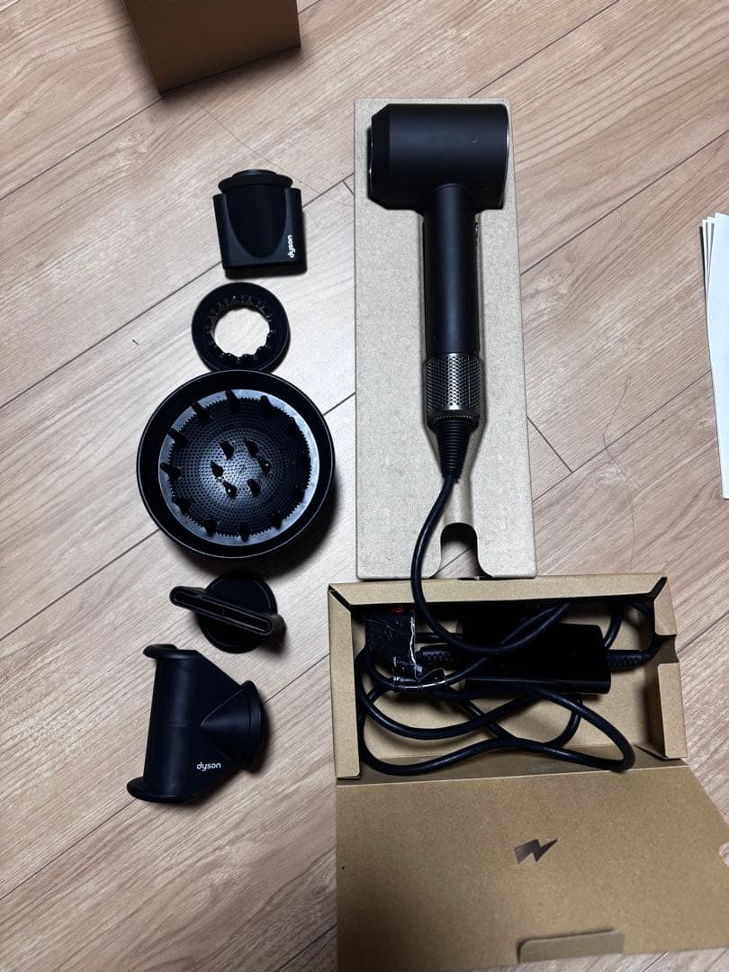 Dyson Supersonic Ionic ヘアドライヤー ブラック